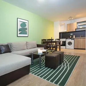 Modern And Bright Near Center - Free Parking Appart hôtel